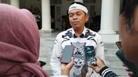 Kang Dedi Mulyadi saat diwawancarai sejumlah awak media usai pertemuannya dengan Pj Bupati Purwakarta Benny Irwan, Rabu (4/10/2023) sore. Foto (Liputan6.com/Asep Mulyana)
