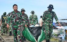 Kodam XIII/Merdeka dan Masyarakat Bersihkan Pesisir Teluk Manado, Wujudkan Lingkungan Lestari