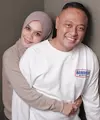 Jarang tersorot, berikut potret keharmonisan rumah tangga pesinetron Bemby Putuanda dan istri, Lia Agustin. 24 Desember tahun ini, kehidupan rumah tangga Bemby dan Lia genap 17 tahun. [Instagram/bemby_putuanda]