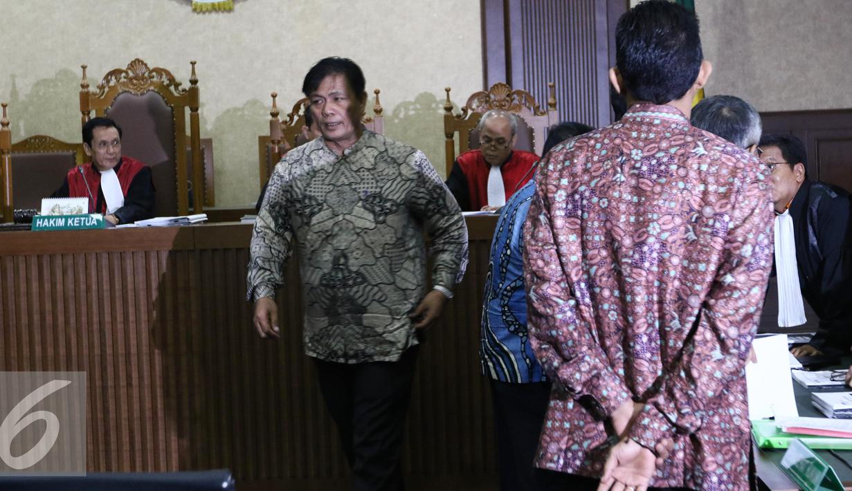 Tujuh terdakwa meninggalkan persidangan beragendakan Dakwaan di pengadilan Tipikor, Jakarta,  Rabu (26/10). Tujuh anggota DPRD Sumut ini merupakan tersangka penerima suap dari mantan Gubernur Sumut, Gatot Pujo Nugroho. (Liputan6.com/Helmi Affandi)