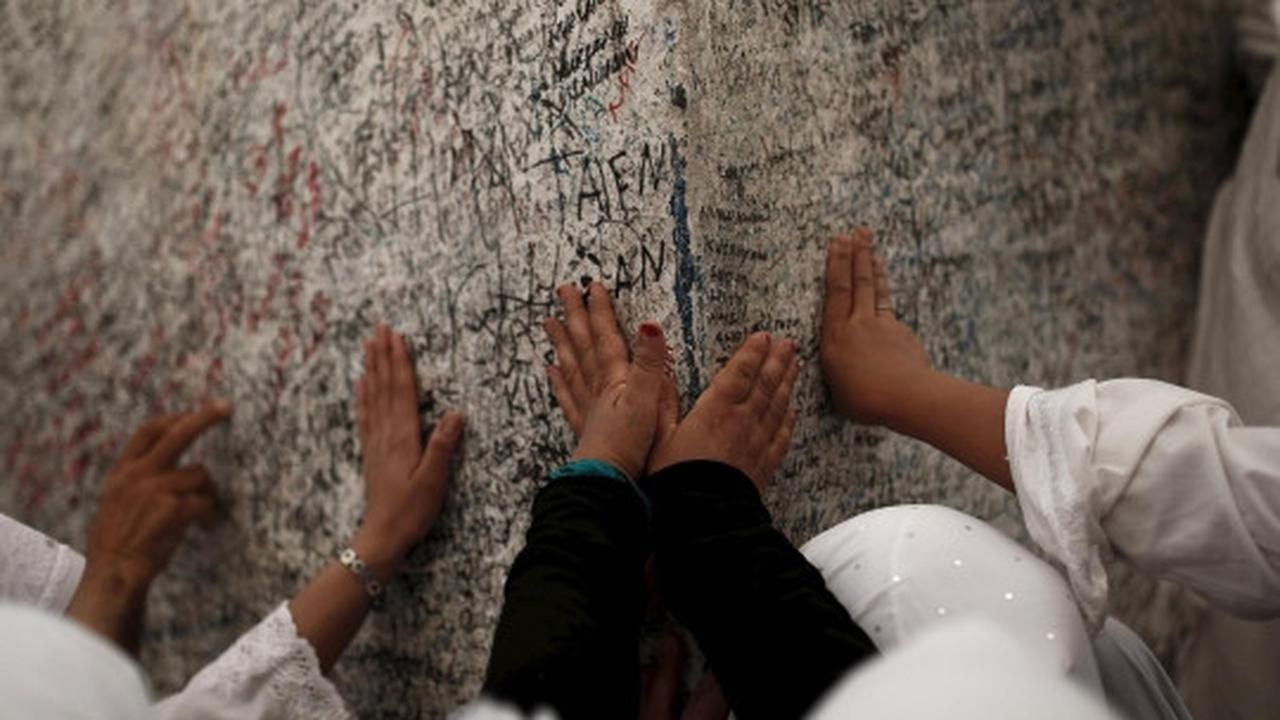 Coretan nama jemaah haji kotori puncak Jabal Rahmah