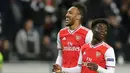 Pemain Arsenal Pierre-Emerick Aubameyang (kiri) merayakan golnya ke gawang Eintracht Frankfurt  bersama Bukayo Saka pada laga Grup F Liga Europa di Commerzbank Arena, Frankfurt, Jerman, Kamis (19/9/2019). The Gunners menang telak 3-0 berkat gol Willock, Saka dan Aubameyang. (AP Photo/Michael Probst)