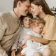 Ciptakan lingkungan rumah yang penuh tawa dan minim tekanan agar anak bisa mengeksplorasi dunia anak dengan hati yang lebih tenang. [Dok/Pexels.com/Vlada Karpovich].