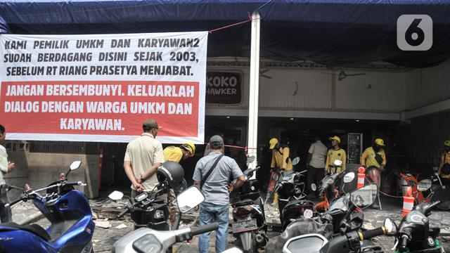 Makan Badan Jalan, Ruko di Pluit Dibongkar