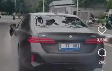 Mobil BMW Tabrak Pemotor Hancur Diamuk Massa di Jakbar, Begini Penampakannya