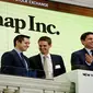 Pendiri Snapchat, Bobby Murphy dan Evan Spiegel, serta Presiden NYSE Group, Thomas Farley (Foto: Reuters)