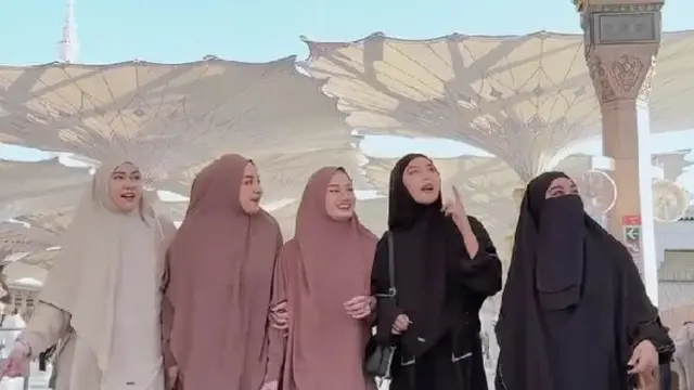 Momen Umrah Dinda Hauw, Dara Arafah, Anisa Rahma (credit: instagram/dindahw)