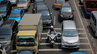Puluhan kendaraan terjebak kemacetan panjang di Jalan Medan Merdeka Timur, Jakarta, Kamis (15/10/2015). .(Liputan6.com/Faizal Fanani)