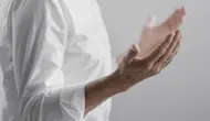 Ilustrasi membaca doa. (dok.freepik.com)