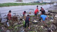 Aksi bersih-bersih yang digalakkan PT Pusri Palembang bersama warga di kawasan Pulau Kemaro Palembang Sumsel (Dok. Humas PT Pusri Palembang / Nefri Inge)