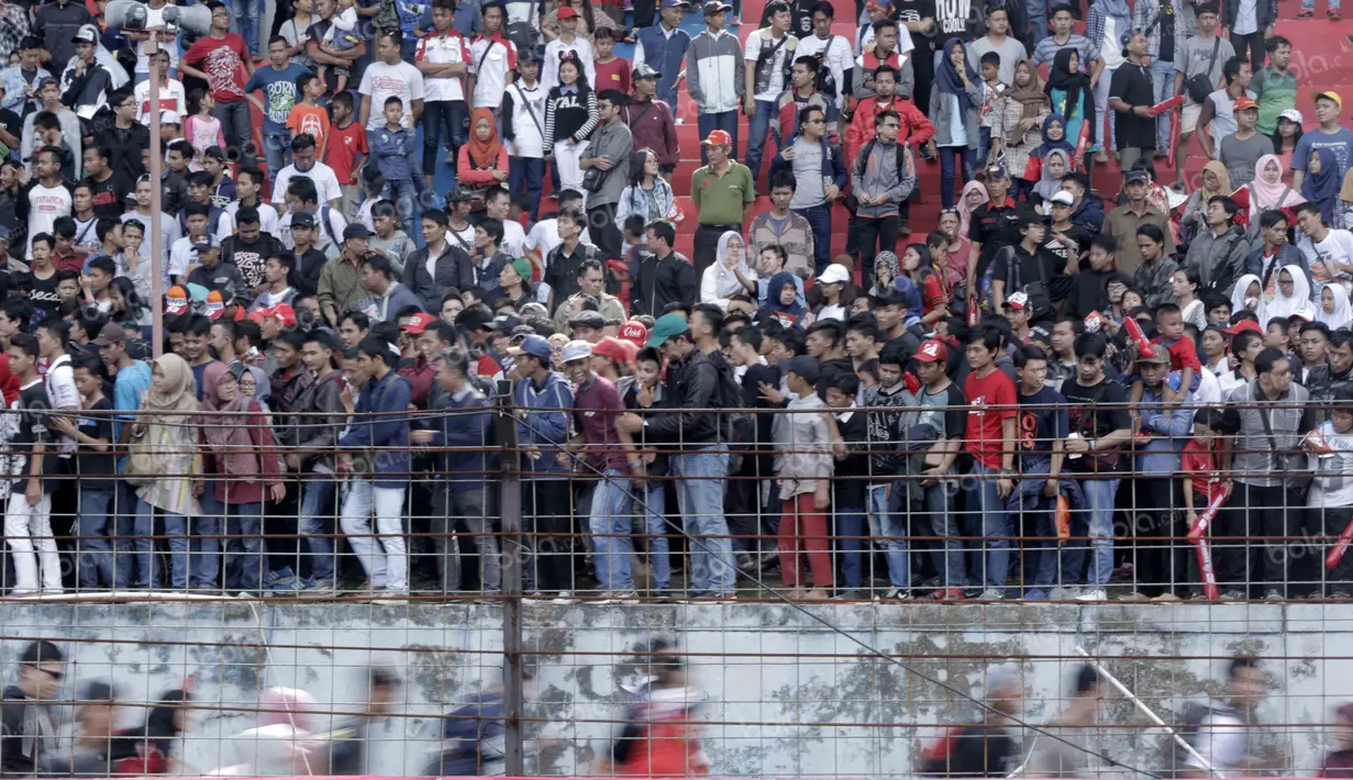 Fans Honda berusaha turun ke lintasan Sirkuit Sentul untuk menyambut kehadiran Marc Marquez. Selasa (25/10/2016). (Bola.com/Reza Bachtiar)
