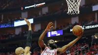 James Harden tampil gemilang saat membantu Houston Rockets menundukkan Oklahoma City Thunder pada babak playoff NBA, Rabu (20/4/2017) waktu setempat. (NBA)