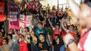 Pendukung Arsenal yang tergabung ke dalam AIS (Arsenal Indonesia Supporters) merayakan gol pertama timnya ke gawang Tottenham Hotspur yang dicetak oleh Pierre-Emile Hojbjerg saat Roaring Night Liga Inggris di The Ground at Nipah, Jakarta Selatan, Minggu (28/04/2024). (Bola.com/Bagaskara Lazuardi)