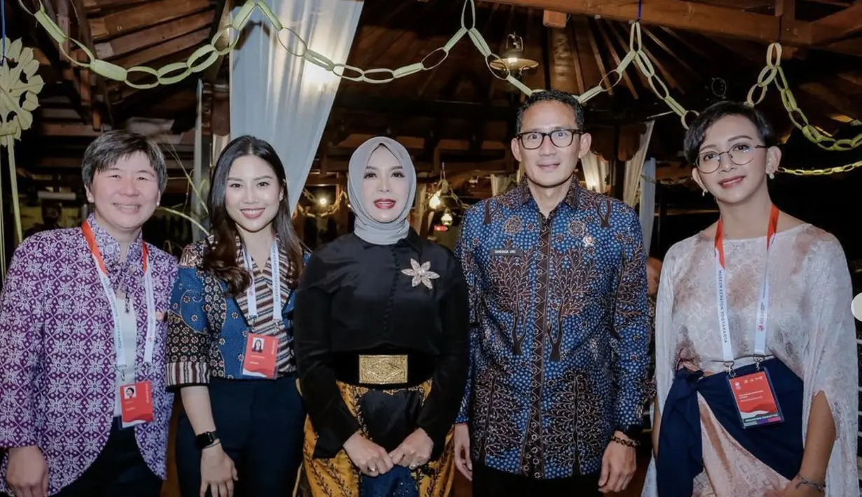 Kali ini, Angela Tanoesoedibjo mengenakan outer crop batik yang dipadukan dengan celana hitam. [Foto: Instagram/ Angela Tanoesoedibjo]