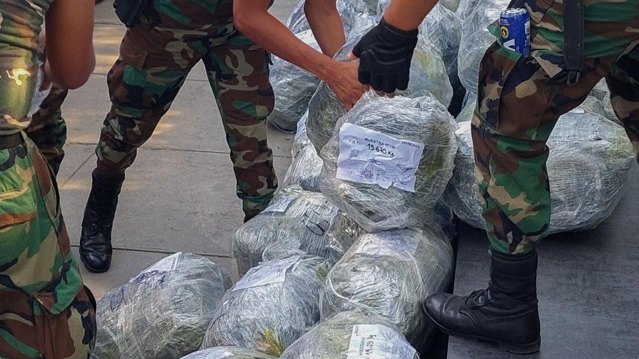 Menurut keterangan kepolisian setempat obat-obatan terlarang itu disembunyikan di dalam muatan ubin kayu, kata polisi anti-narkoba pada hari Selasa (30/1/2024).<br>(Foto CARLOS MANDUJANO / AFP) <br>