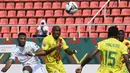 Pertandingan yang hampir berakhr imbang itu secara mendadak berubah. Dengan drama tambahan waktu sekitar sembilan menit.
Senegal mendapatkan hadiah penalti setelah gelandang Zimbabwe Kelvin Madzongwe melakukan handball. (AFP/Pius Utomi Ekpei)