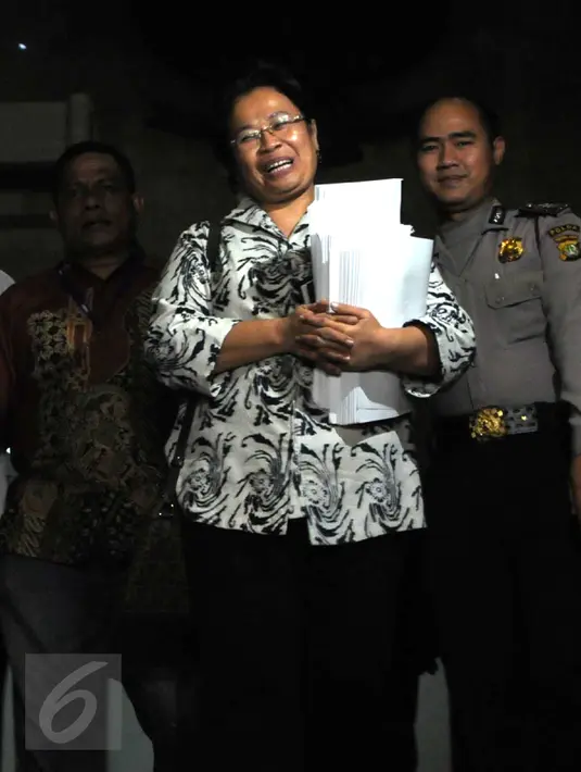 Wakil Ketua Balegda, Merry Hotma keluar dari Gedung KPK, Jakarta, Senin (18/4). Merry diperiksa sebagai saksi untuk M.Sanusi terkait kasus suap pembahasan Reklamasi Teluk Jakarta. (Liputan6.com/Helmi Afandi)