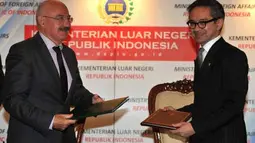 Menlu Indonesia Marty Natalegawa (kanan) bertukar naskah nota kesepahaman (MoU) dengan Menlu Hongaria Janos Martonyi (kiri) saat pertemuan di Gedung Pancasila, Kemenlu, Jakarta, Selasa (24/4). Kerjasama tersebut mengenai pembebasan visa untuk pemegang paspor dinas dan diplomatik diantara kedua negara. (Antara)