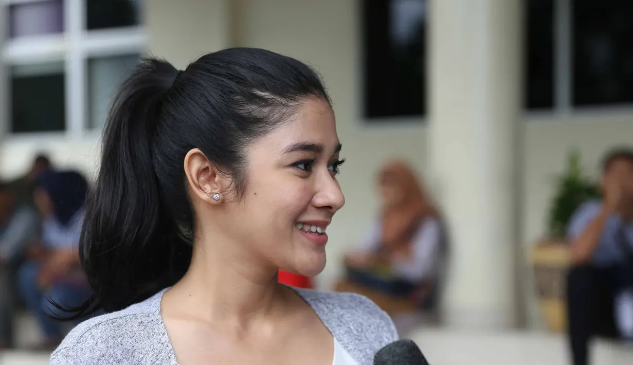Naysila Mirdad menambahkan, meski dalam keadaan sakit, kaki bengkak, Julia Perez masih ngobrol bercanda. Ia berharap Jupe terus semangat dan cepat diangkat penyakitnya. (Nurwahyunan/Bintang.com)