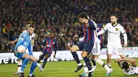 Bek Barcelona, Andreas Christensen berusaha menetak gol ke gawang Manchestr United yang dikawal David de Gea pada pertandingan leg pertama play-off babak 16 besar Liga Europa 2022/2023, Jumat (17/2/2023) dini hari WIB.