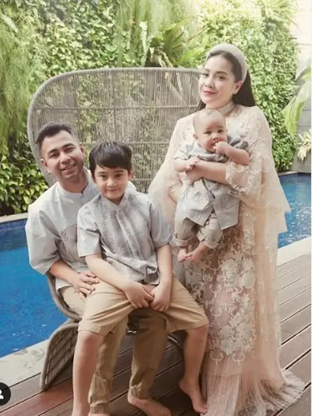 Nagita Slavina tak alergi mengenakan bando produk lokal. Meski begitu, harga bando buatan Sapto Djoko Kartiko dibandrol Rp 9.500.000. (Foto: Instagram/@raffinagita1717).