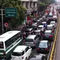 Lalu lintas pagi ini cenderung padat di depan ramai aktivitas seperti di depan Tamini Square dan Bundaran Pondok Indah.