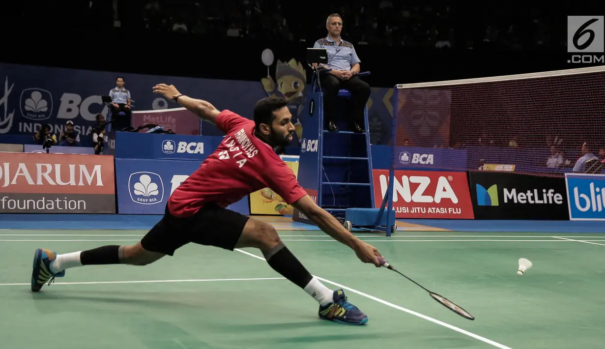 Pebulu tangkis India, Prannoy HS mengembalikan kok saat melawan tunggal putra China, Chen Long dalam babak perempat final Indonesia Open 2017 di JCC Senayan, Jakarta, Jumat (16/6). Prannoy HS keluar sebagai pemenang. (Liputan6.com/Faizal Fanani) 