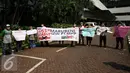 Warga Cawang Gumilir dan Walhi membentangkan spanduk saat melakukan aksi di KLHK, Jakarta, (9/9). Mereka menuntut PT. Musi Hutan Persada (MHP) kepada KLHK karena menggusur paksa pemukiman dan Ladang Perkebunan warga di sana. (Liputan6.com/Johan Tallo)