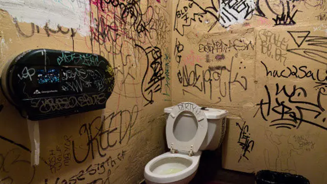 4 Tips Menggunakan Toilet Kotor
