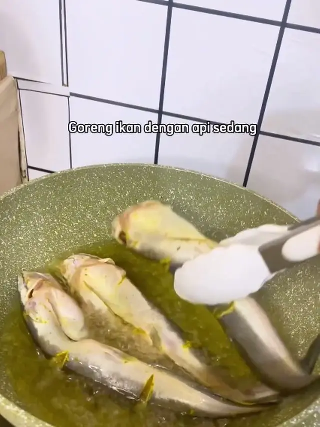 Tanpa Pakai Tepung, Begini Cara Goreng Lele Biar Lurus dan Renyah Seharian