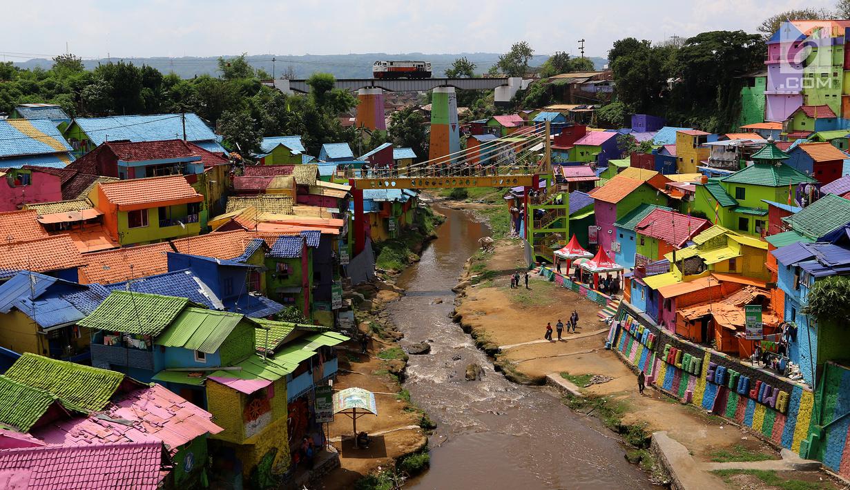 PHOTO: Menelusuri Kehidupan Kampung Warna-warni Malang di ...