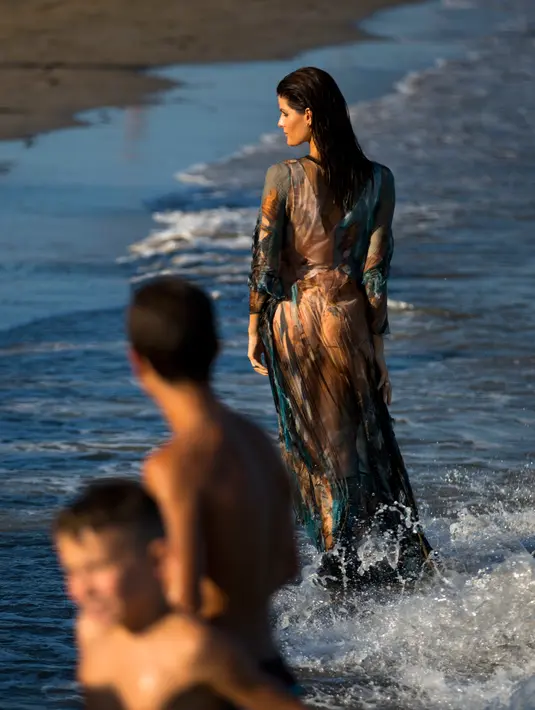 Model seksi Isabeli Fontana berpose di pantai selama Festival film Venice ke-74 di Venice, Italia (30/8). Festival film Venice tersebut digelar hingga 9 September. (AP Photo / Domenico Stinellis)