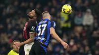Penyerang AC Milan Olivier Giroud berebut bola dengan bek Inter Milan Milan Skriniar dalam laga pekan ke-21 Liga Italia 2022/2023 di Giuseppe Meazza, Senin dini hari WIB (6/2/2023). Inter benar-benar mendominasi permainan dan membuat AC Milan kerepotan menahan gempuran lawannya. (AP Photo/Antonio Calanni)