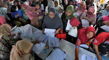 Para ibu mengurus pembuatan Kartu Identitas Anak (KIA) yang digelar Disdukcapik Kota Depok di Kantor Kecamatan Cinere, Depok, Jawa barat, Rabu (2/10/2019). Ratusan emak-emak menyerbu pelayanan gratis ini sebagai syarat administrasi anak masuk tahun ajaran baru. (merdeka.com/Arie Basuki)