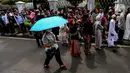Antrean warga sudah ada sejak selesai salat Idul Fitri 1445 Hijriah. (Liputan6.com/Angga Yuniar)