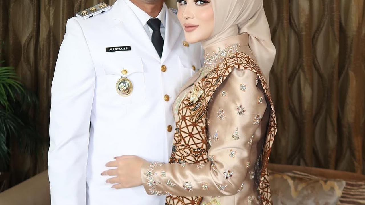 Potret Margin Wieheerm Tampil Anggun Berkebaya Dampingi Ali Syakieb saat Pelantikan Wakil Bupati Bandung