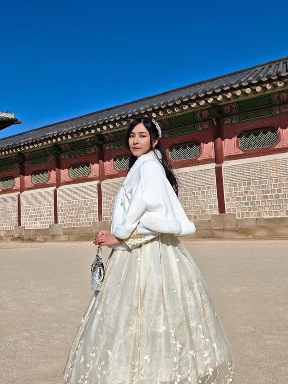 5 Potret Mikha Tambayong dan Deva Mahenra Pakai Hanbok saat Liburan ke Korea Selatan, Tampil Serasi