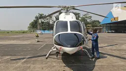Polisi memeriksa helikopter Bell 429/P-3203 di Hanggar 3 Ditpoludara Korpolairud Polri, Pondok Cabe, Tangerang Selatan, Banten, Rabu (11/9/2019). Penambahan helikopter tersebut untuk mendukung tugas-tugas operasional Polri. (Liputan6.com/Herman Zakharia)