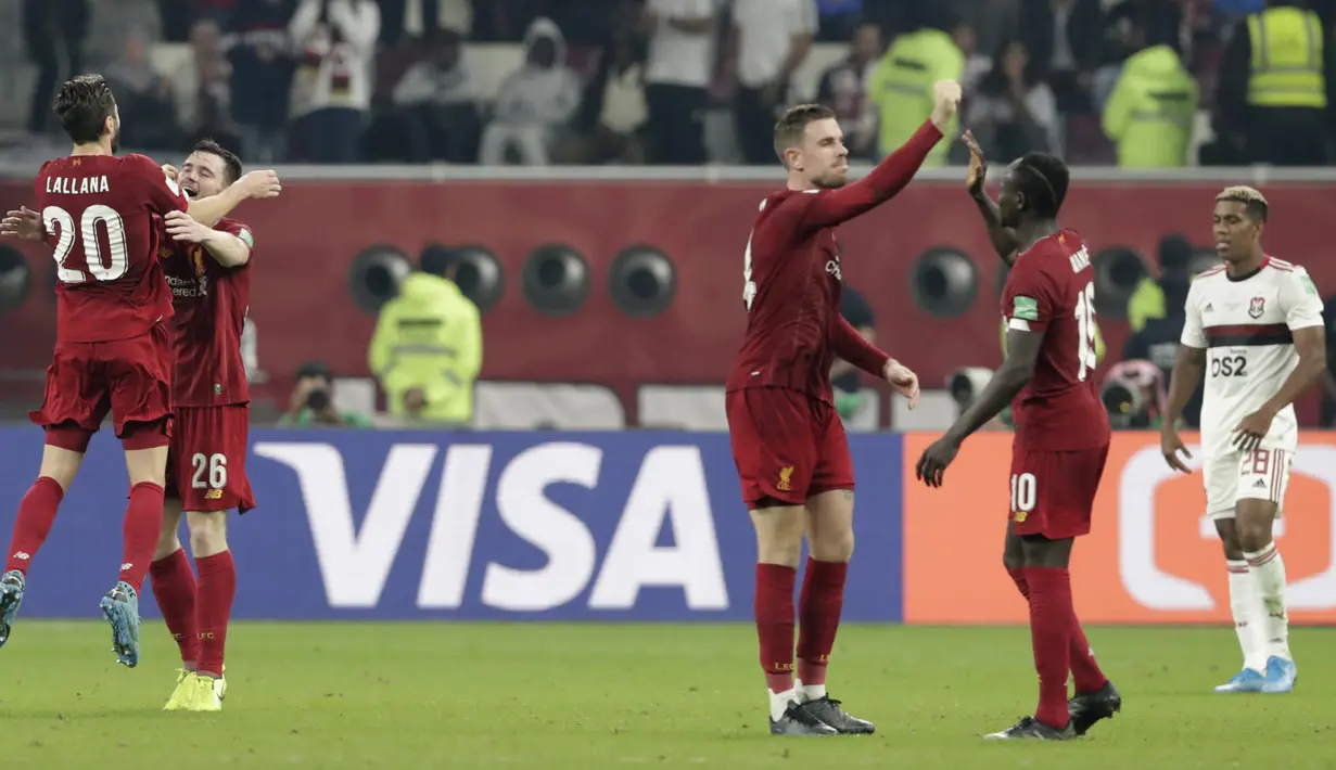 Para pemain Liverpool merayakan setelah mengalahkan Flamengo pada final Piala Dunia Antarklub 2019 di Stadion Internasional Khalifa di Doha, Qatar (22/12/2019). Liverpool menang 1-0 atas Flamengo berkat gol tunggal Roberto Firmino di menit ke-99. (AP Photo/Hussein Sayed)