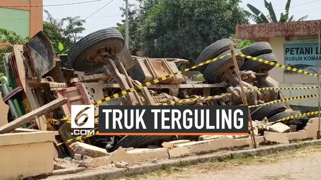 Sebuah truk Fuso terguling kedalam kolam di kawasan Cakung, Jakarta Timur.