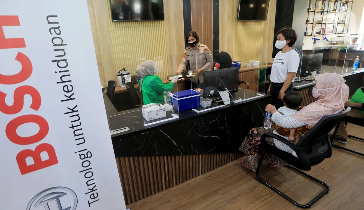 Bosch Indonesia, UMKM kuliner dan Komunitas Camper Van Indonesia membagikan 1000 paket makanan kepada para nakes dan relawan vaksin di 18 titik rumah sakit dan sentra vaksinasi di Jabodetabek. (Liputan6.com/HO/Bon)