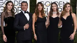 Sistine Stallone, Sophia Stallone dan Scarlet Stallone foto bersama dengan kedua orang tuanya saat menghadiri Golden Globe Awards 2017 di California, AS (8/1). (Photo by Jordan Strauss/Invision/AP)