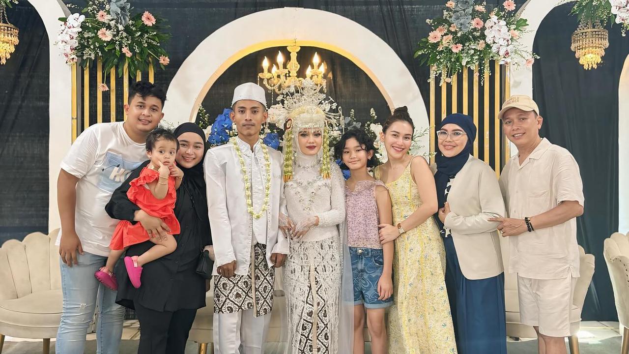 Tak Hanya Ayu Ting Ting, Begini Penampilan Keluarganya yang Juga Ikut Disorot Saat Hadir ke Pernikahan Asisten