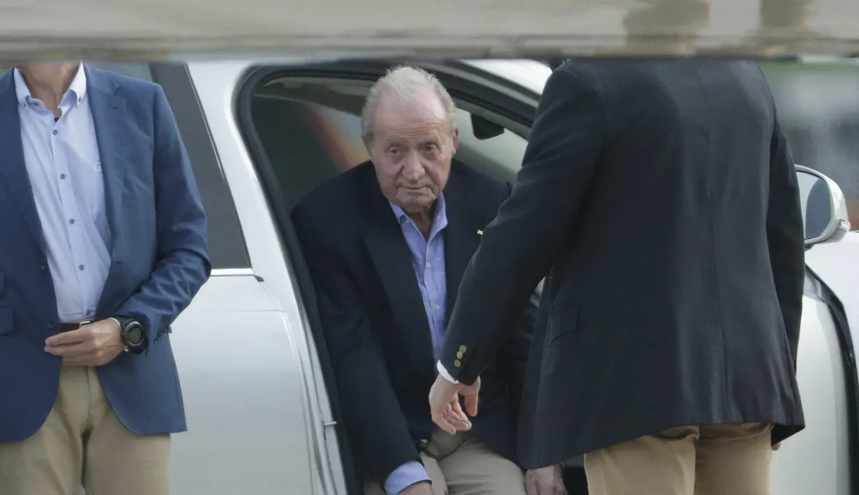 Mantan Raja Spanyol Juan Carlos masuk ke dalam mobil setibanya dengan jet pribadi di bandara Peinador di Vigo, barat laut Spanyol, Kamis (19/5/2022). Juan Carlos kembali ke Spanyol pada Kamis untuk kunjungan pertamanya setelah hampir dua tahun diasingkan di Uni Emirat Arab (UEA) di tengah skandal keuangan yang mengguncang Royal House. (AP Photo/Lalo R. Villar)