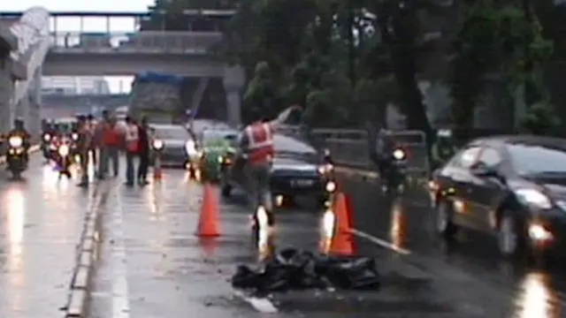 [VIDEO] Kecelakaan Truk-Transjakarta-Motor di Tegal Parang, 2 Tewas