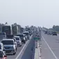 Pemudik melakukan contra flow di dalam Tol Brebes, Jawa Barat, Senin (4/7). Contra flow tersebut diberlakukan petugas untuk memecah kemacetan di Tol Pejagan. (Liputan6.com/Angga Yuniar)