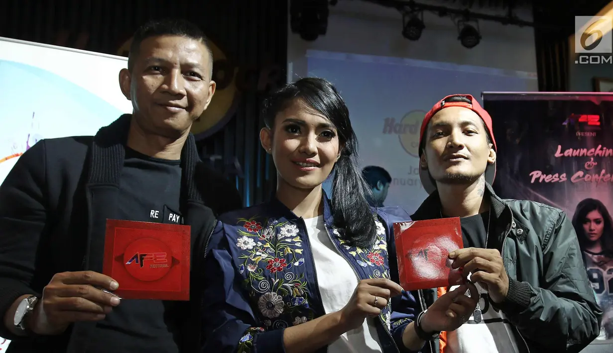 Band THE ROW seusai jumpa pres band electronik THE ROW di kawasan SCBD, Jakarta, Rabu (10/1). Rowman drum band Ungu, membuat group musik yang bernama THE ROW yang bergenre elektro dance musik. (Liputan6.com/Herman Zakharia)