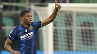 Bek Inter Milan, Denzel Dumfries berselebrasi usai mencetak gol ke gawang Inter Milan pada pertandingan lanjutan Liga Serie A Italia di Stadion San Siro, di Milan, Italia, Minggu (20/3/2022). Inter Milan bermain imbang atas Fiorentina 1-1. (AP Photo/Antonio Calanni)