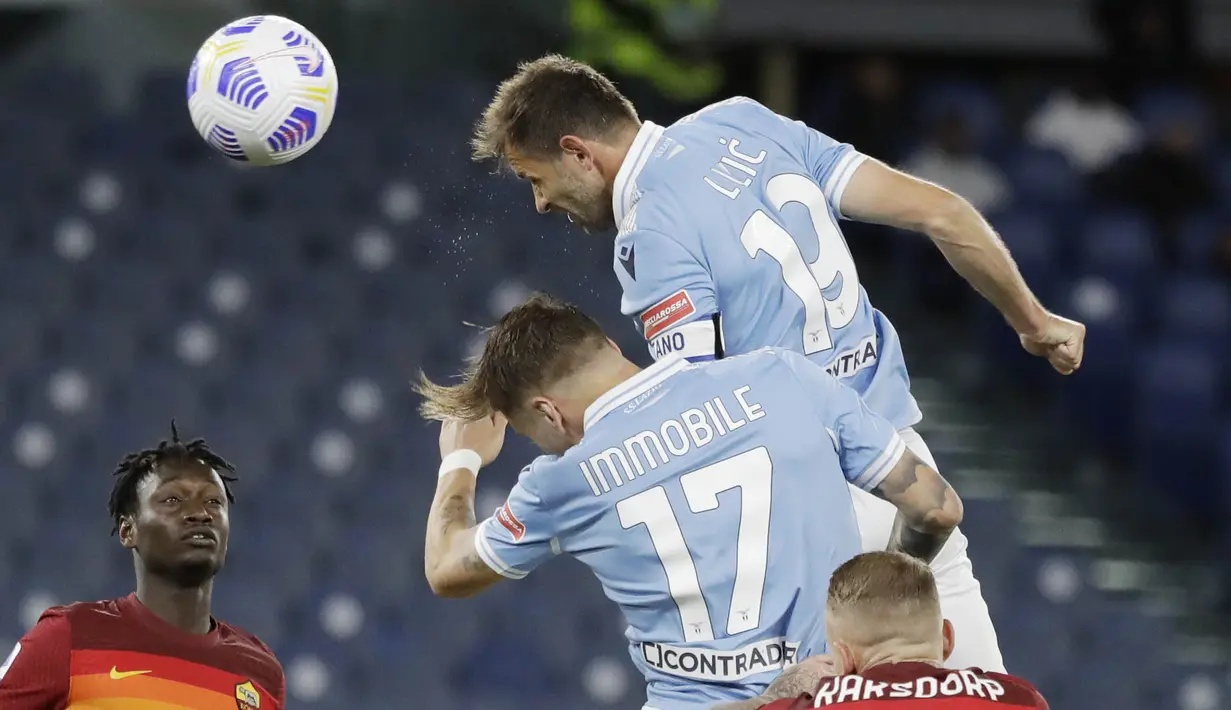 Pemain Lazio, Senad Lulic, menyundul bola saat melawan AS Roma pada laga Liga Italia di Stadion Olimpico, Roma, Minggu (16/5/2021). AS Roma menang dengan skor 2-0. (AP/Andrew Medichini)