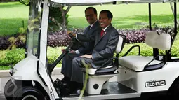 Presiden Jokowi (kanan) menyetir mobil golf yang dinaiki Presiden Prancis Francois Hollande di Istana Merdeka, Jakarta, Rabu (29/3). Hollande merupakan Presiden Prancis pertama yang berkunjung ke Indonesia sejak 30 tahun lalu. (Liputan6.com/Angga Yuniar)